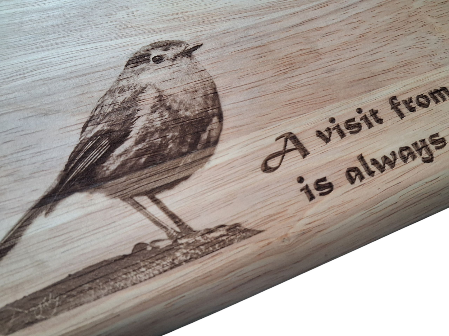 Robin - Medium Wooden Chopping Board (34x24x2cm) - Close-up 