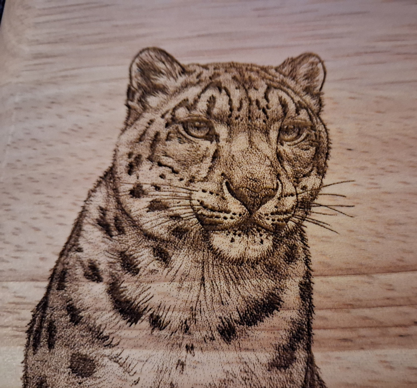 Snow Leopard - Medium Wooden Chopping Board (34x24x2cm) - Close-up 
