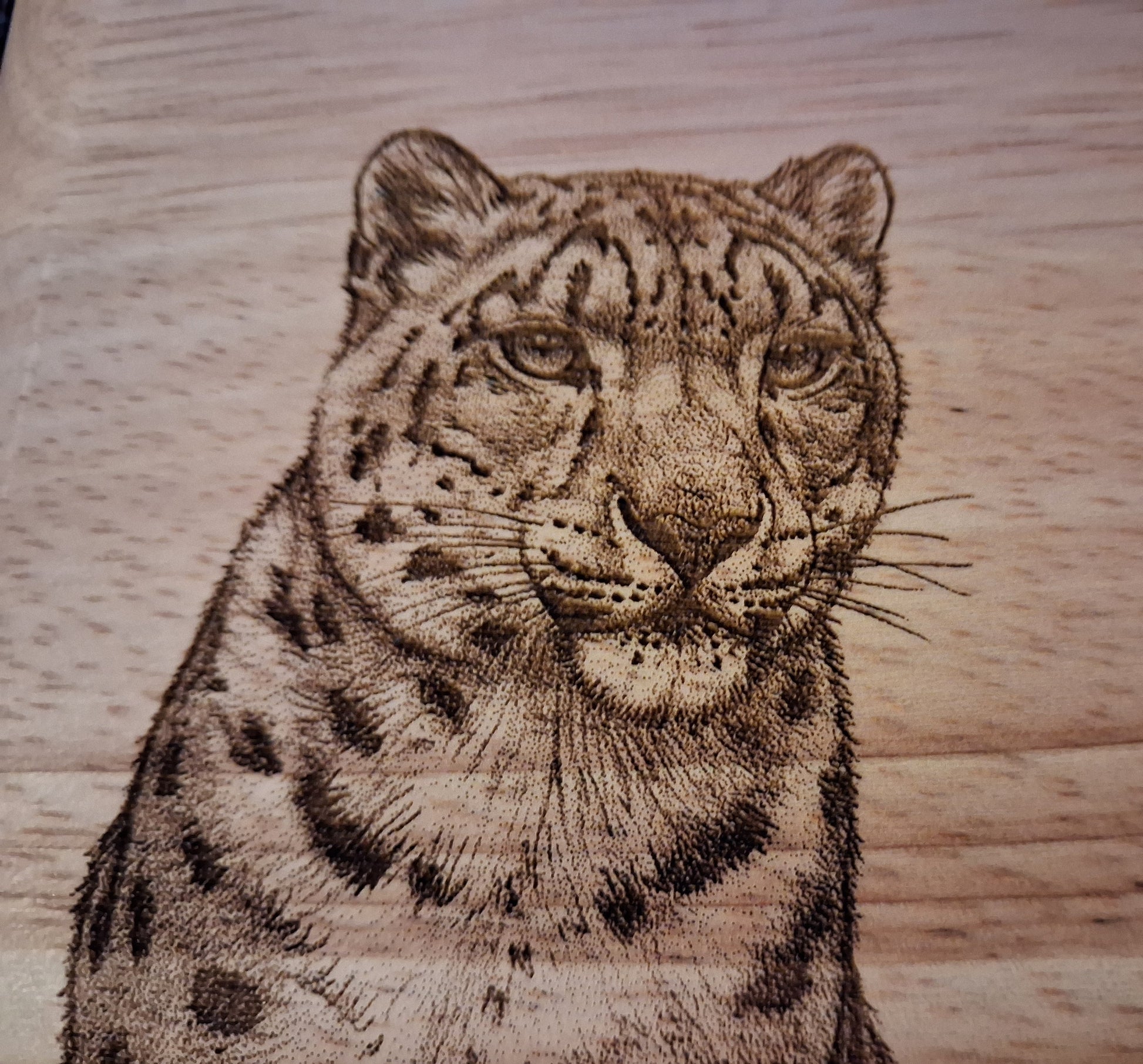 Snow Leopard - Medium Wooden Chopping Board (34x24x2cm) - Close-up 