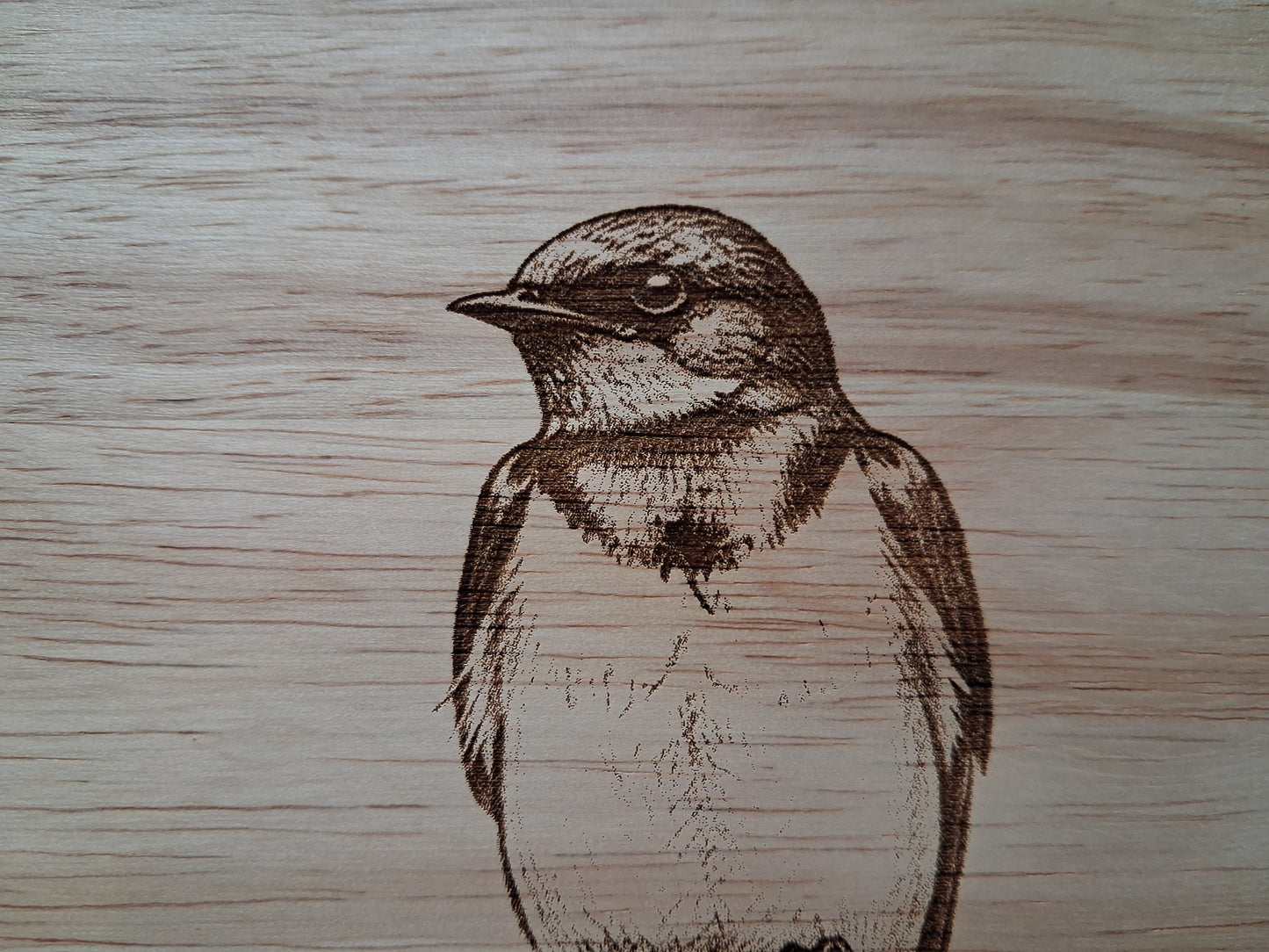 Swallow - Medium Wooden Chopping Board (34x24x2cm) - Close-up 