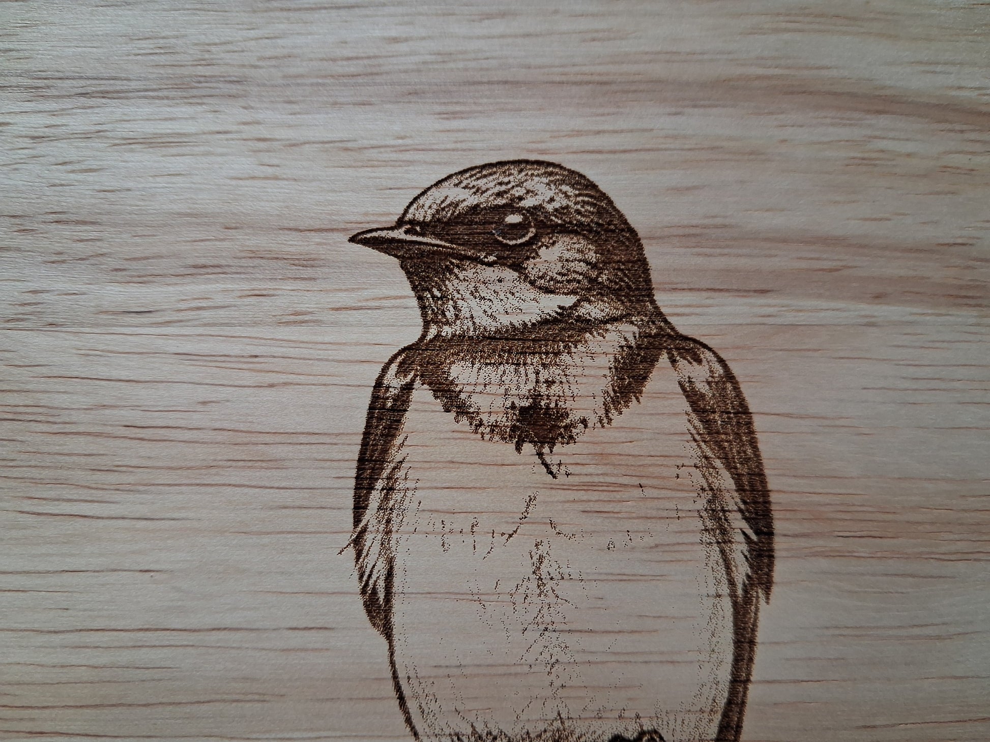 Swallow - Medium Wooden Chopping Board (34x24x2cm) - Close-up 