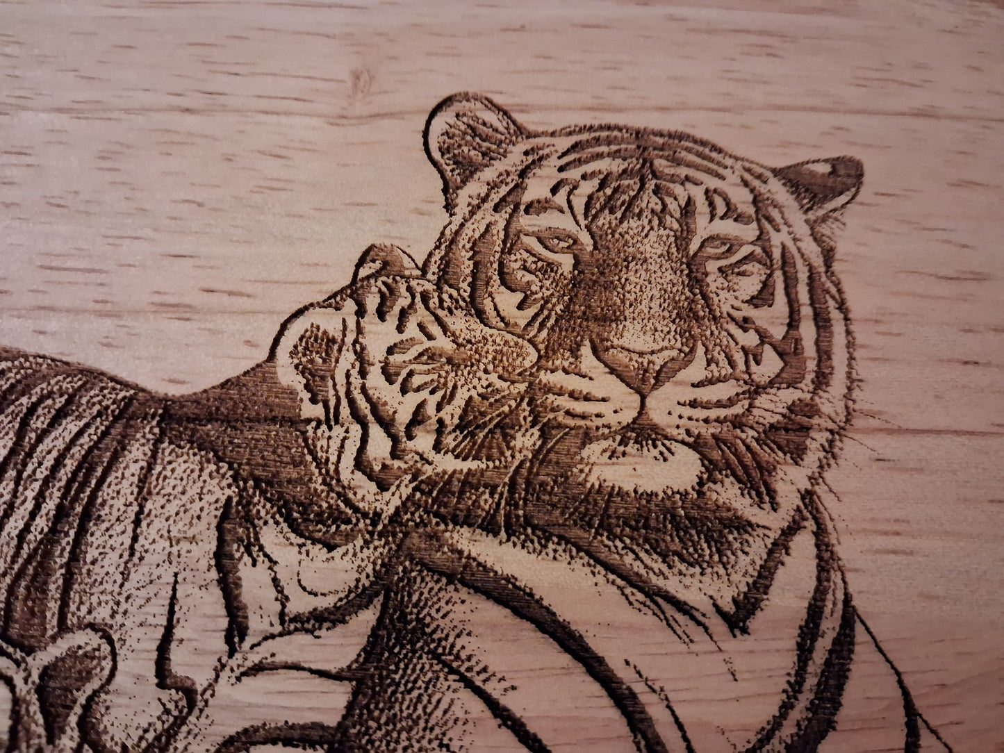 Tiger Family Medium Chopping Board With Handle Close-up 
